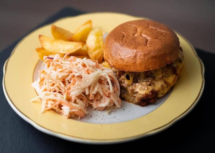 Plat fait maison servi au restaurant Nomada à Revel avec cuisine italienne conviviale et ambiance chaleureuse en Haute-Garonne.